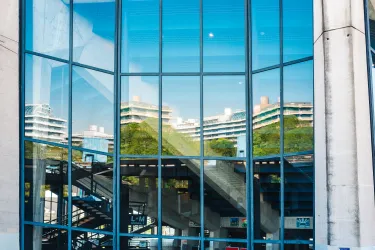 RUB-Gebäude spiegeln sich in den Audimax-Fenstern