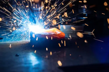 Heißes Metall mit sprühenden Funken