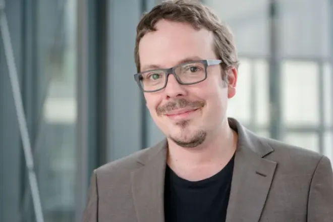 Mann mit braunem Blazer