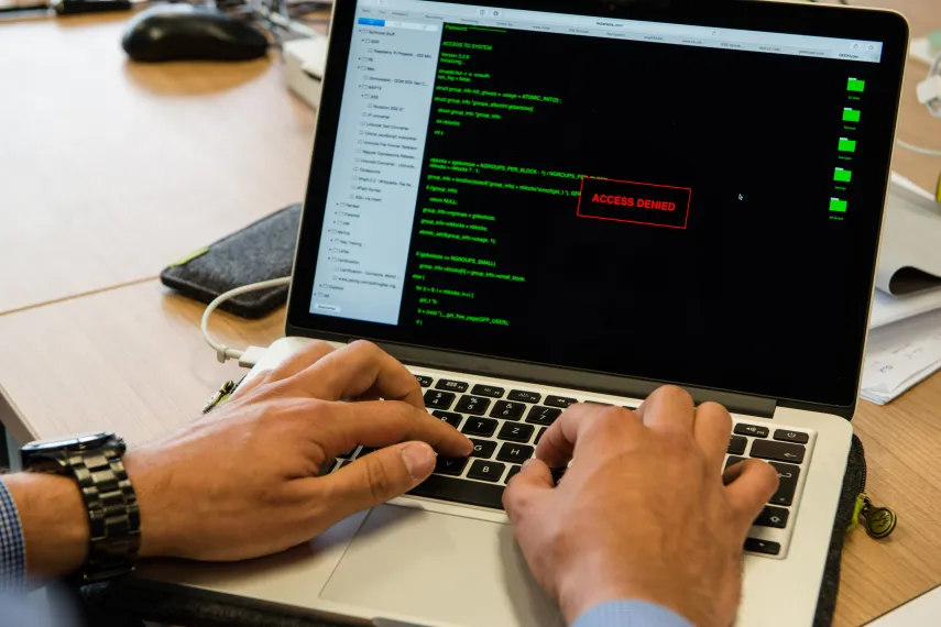 Laptop mit Programmiercode