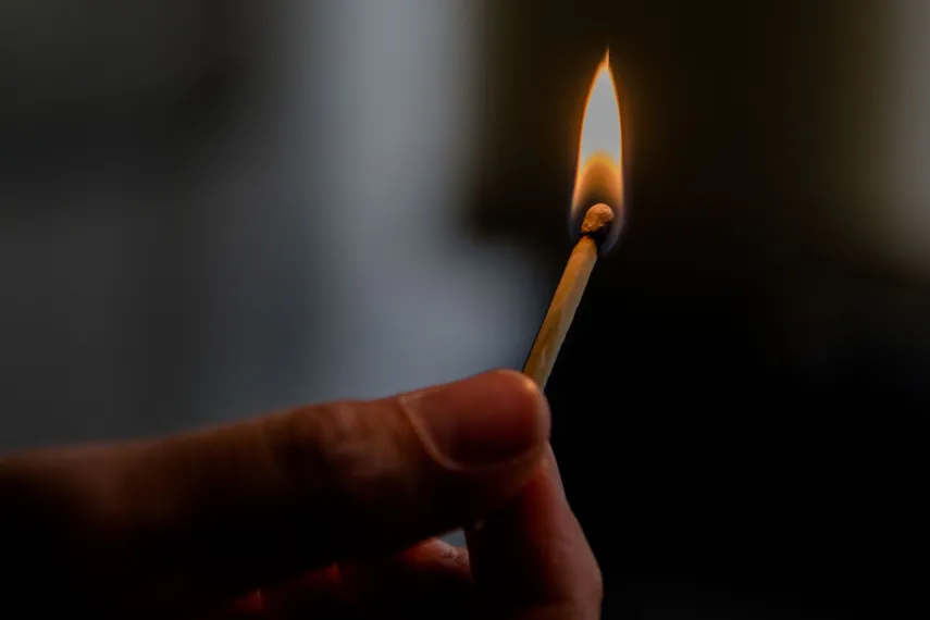 Brennendes Streichholz