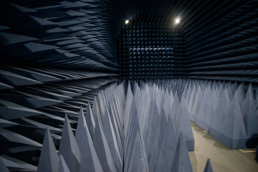 Ein dunkler Raum mit Zacken an Wänden, Boden und Decke