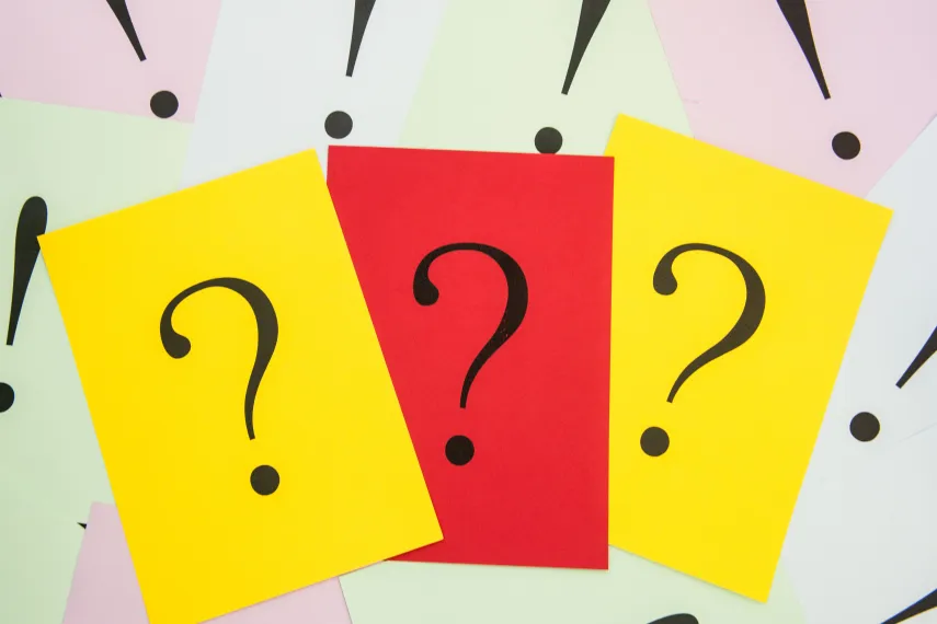 Buntes Papier mit Fragezeichen