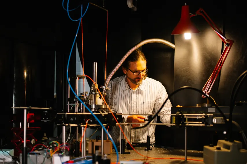 Arne Ludwig an einer Laborapparatur