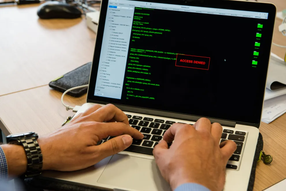 Laptop mit Programmiercode