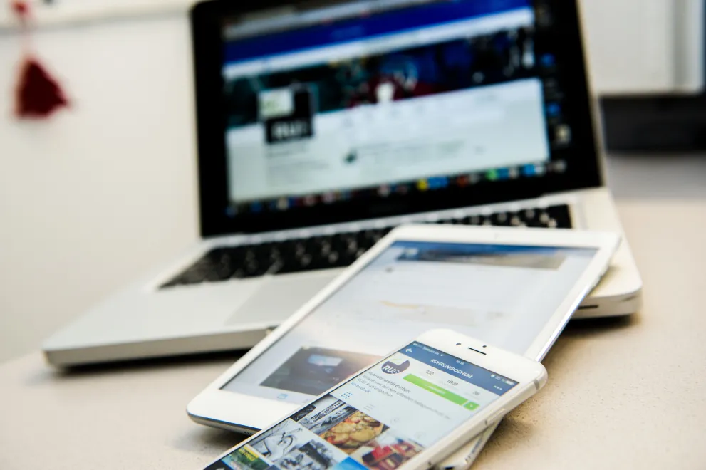 Ein Tablet, ein Smartphone und ein Laptop