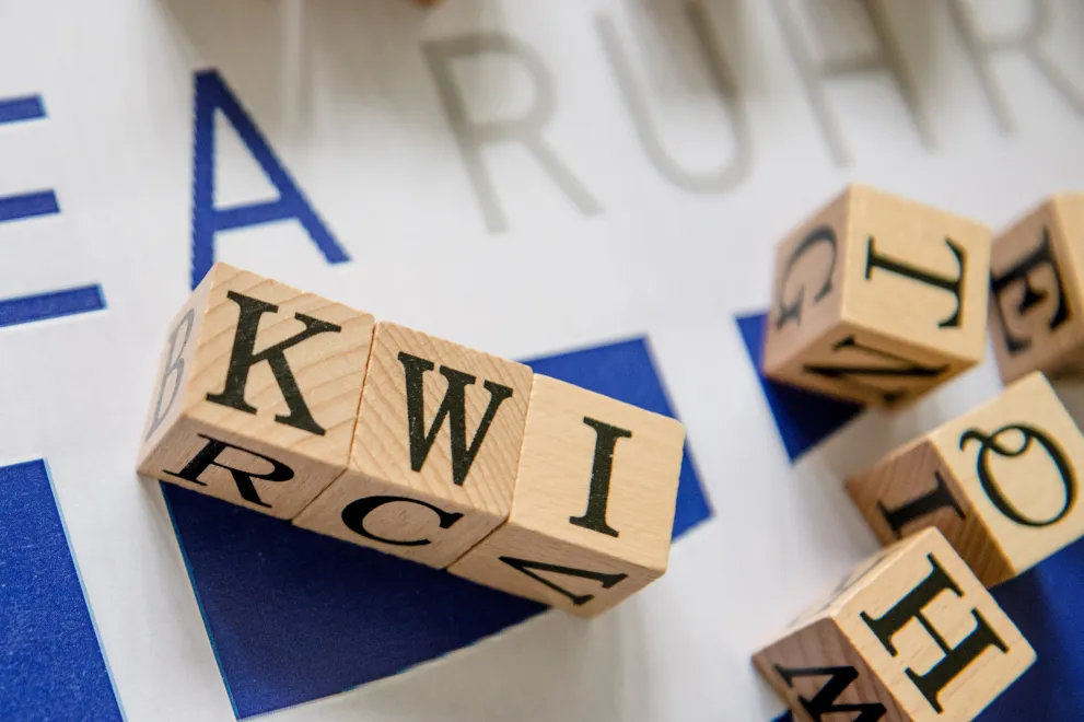Buchstabenwürfel, mit denen die Abkürzung KWI geschrieben ist
