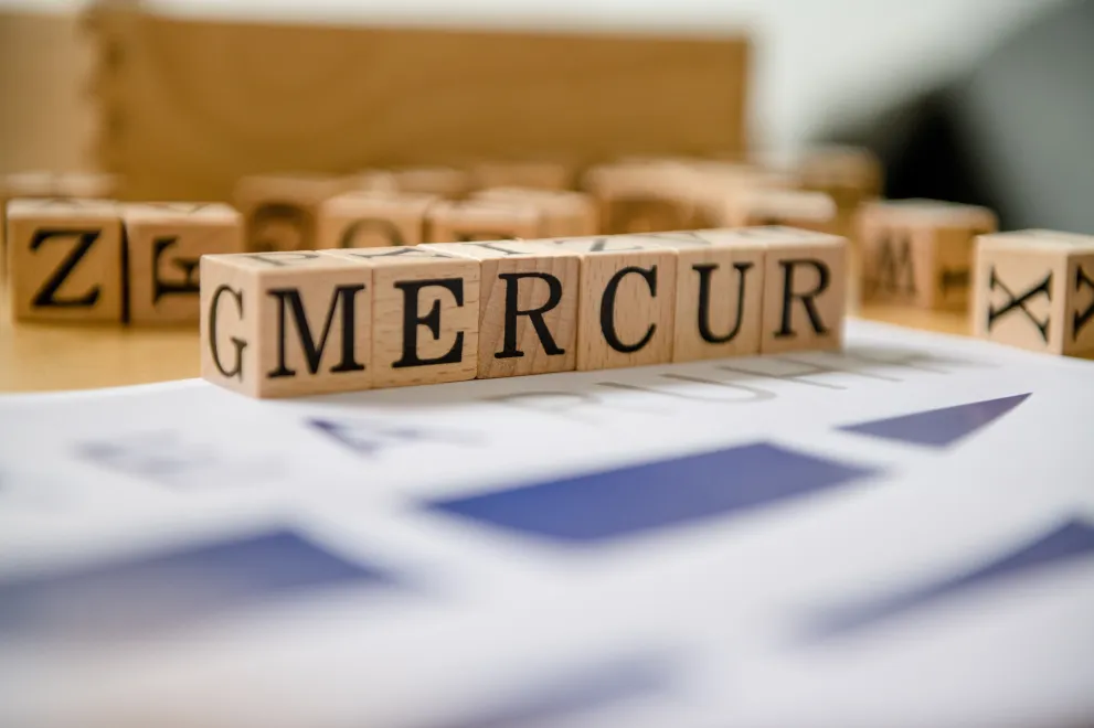 Buchstabenwürfel, mit denen die Abkürzung MERCUR geschrieben ist