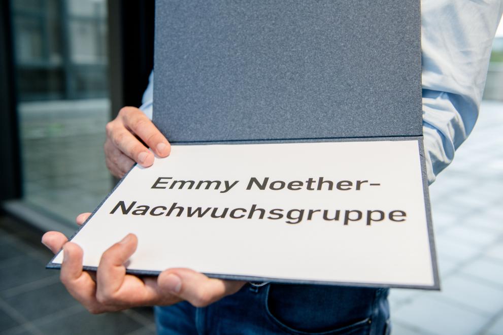 Eine Mappe mit der Aufschrift Emmy Noether-Nachwuchsgruppe