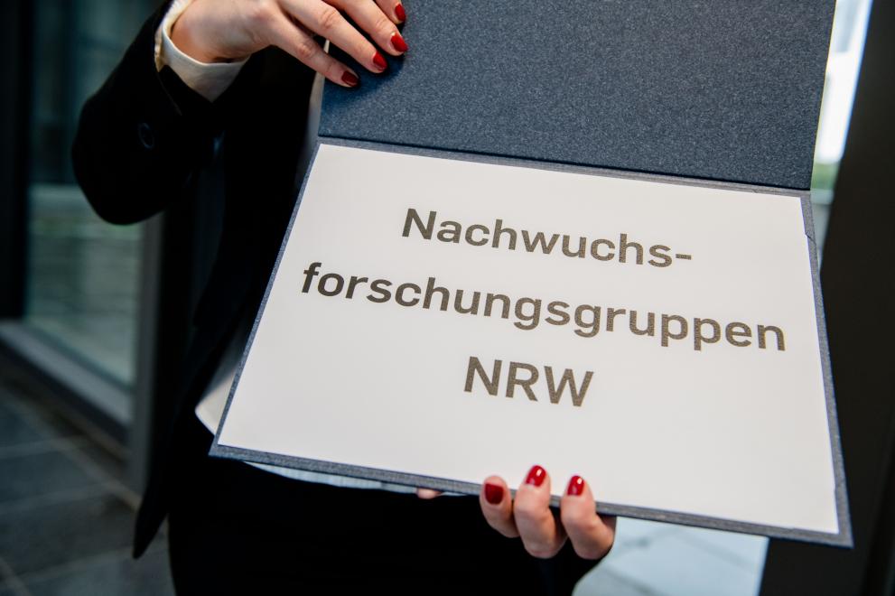 Eine Mappe mit der Aufschrift Nachwuchsforschungsgruppen.NRW