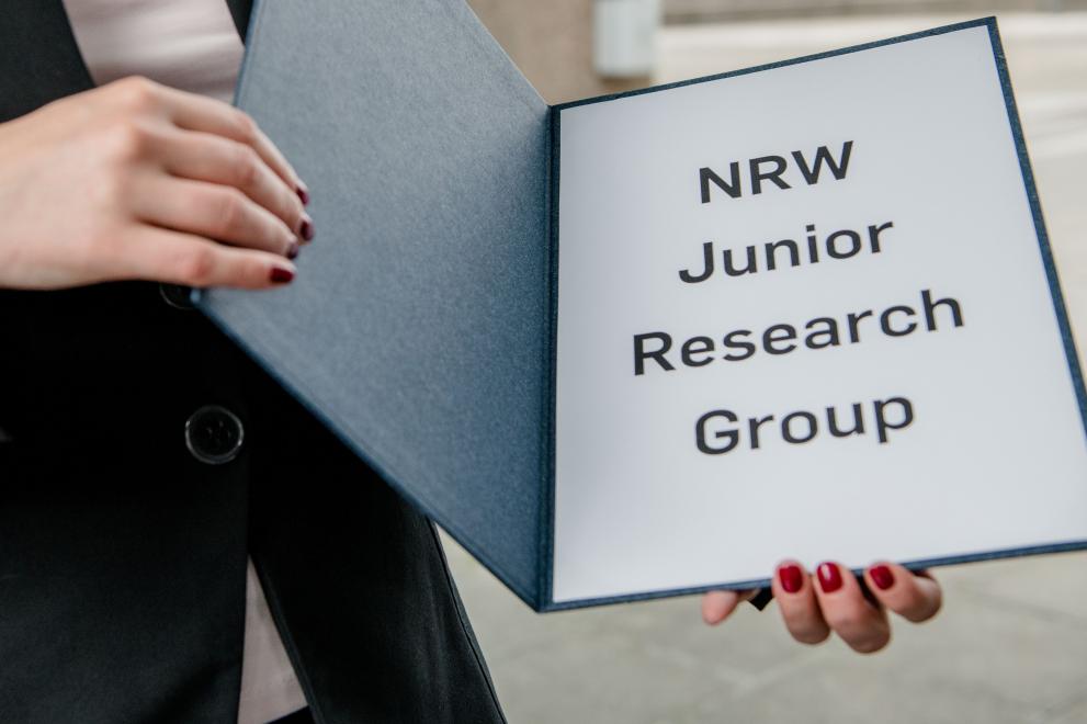 A folder with the inscription NRW Junior Research Groups