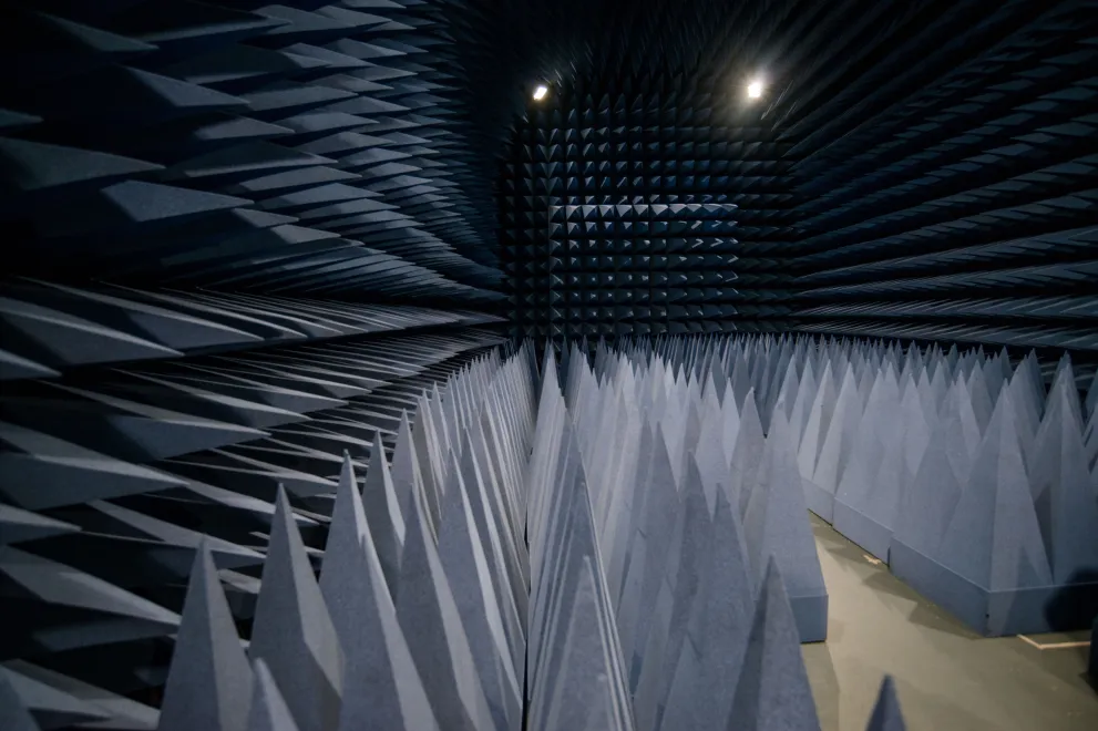 Ein dunkler Raum mit Zacken an Wänden, Boden und Decke