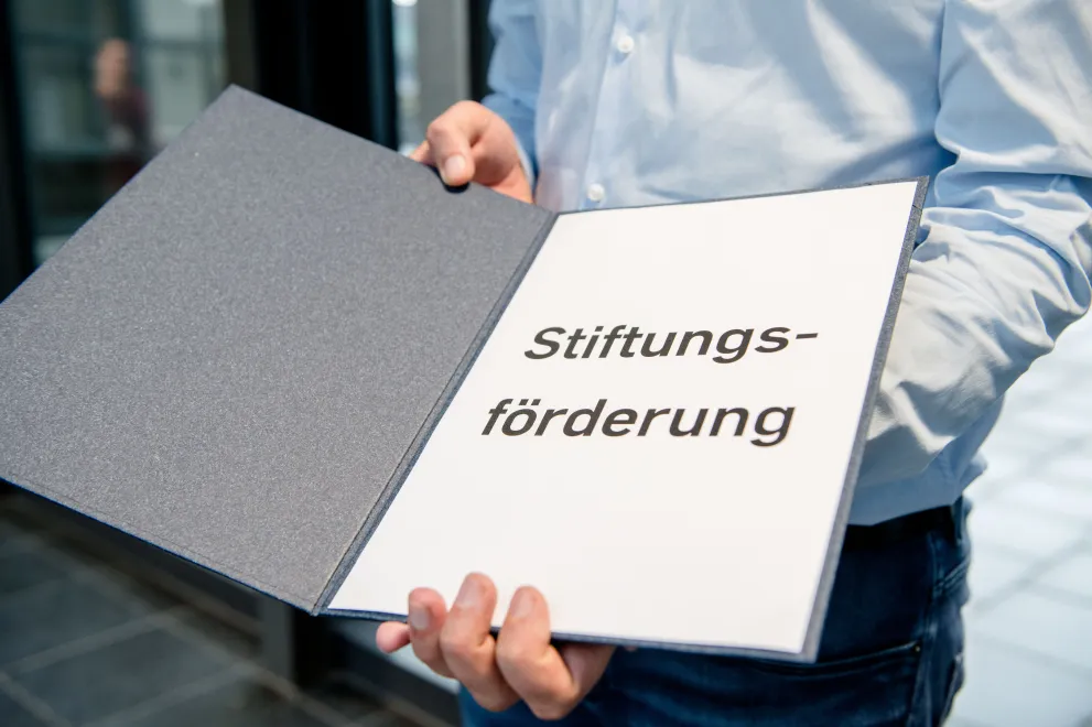 Eine Mappe mit der Aufschrift Stiftungsförderung