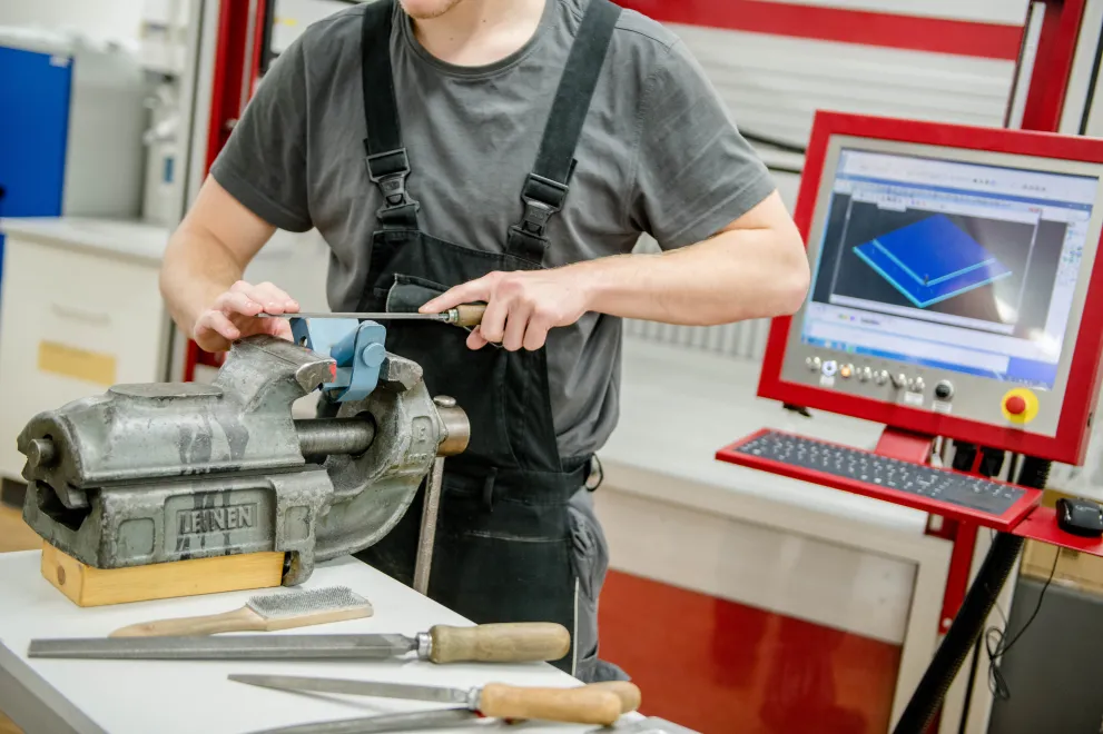 Metallfeile und CNC-Fräse