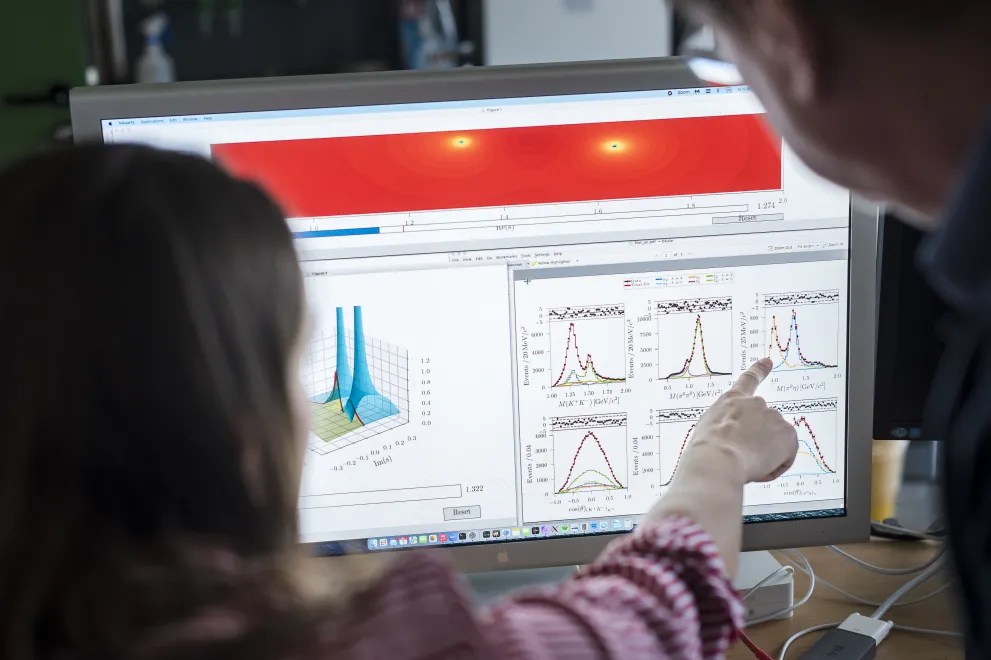 Zwei Personen vor einem Monitor mit Daten
