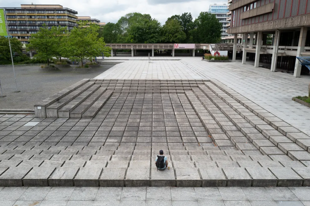 Mensch allein in weiter Kulisse