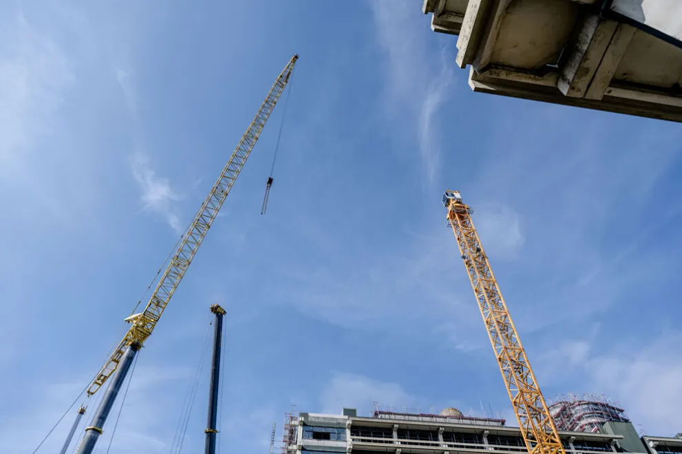 Baukräne vor blauem Himmel