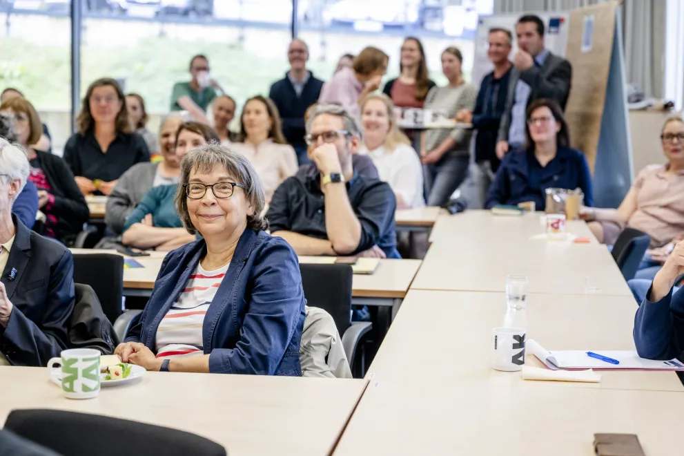 Mehrere Personen in einem vollen Seminarraum