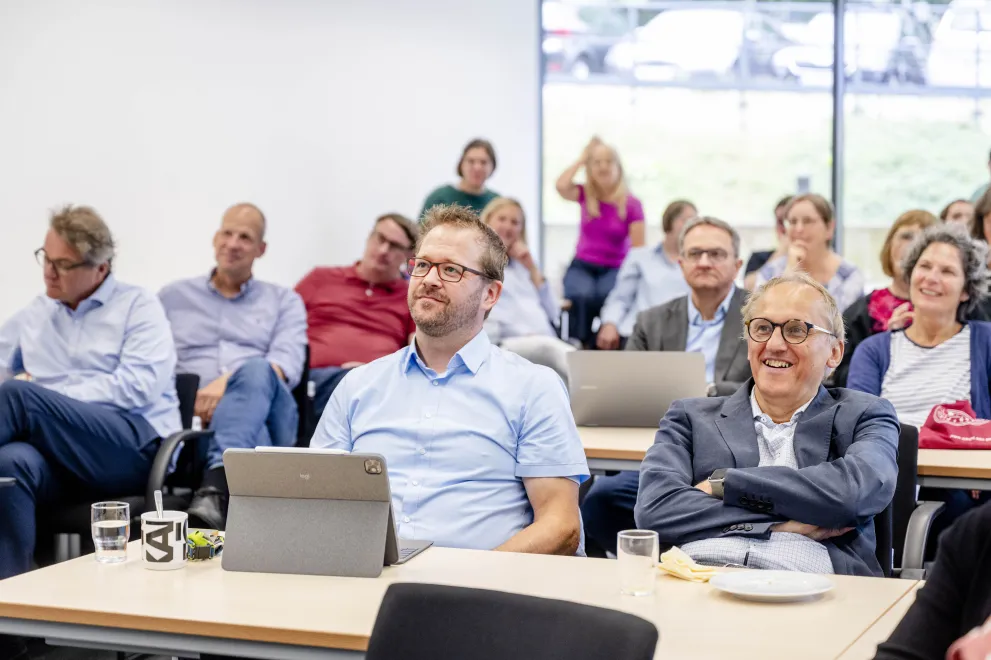 Mehrere Personen in einem vollen Seminarraum