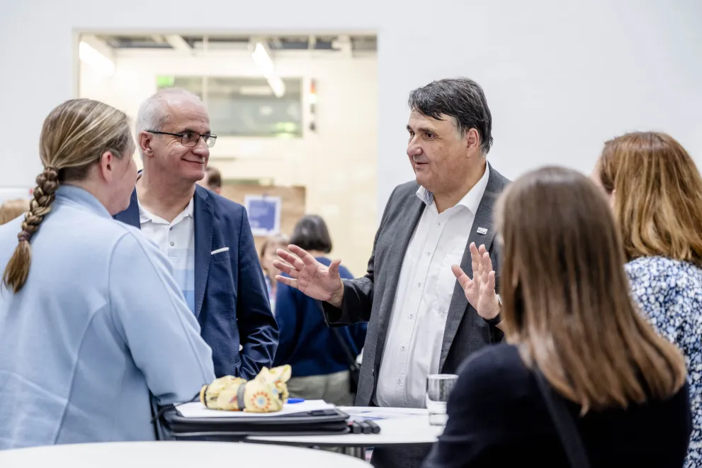 Die Rektoren Paul und Bayer im Gespräch mit mehreren Personen