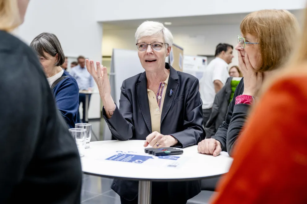 Prorektorin Kornelia Freitag im Gespräch mit mehreren Personen