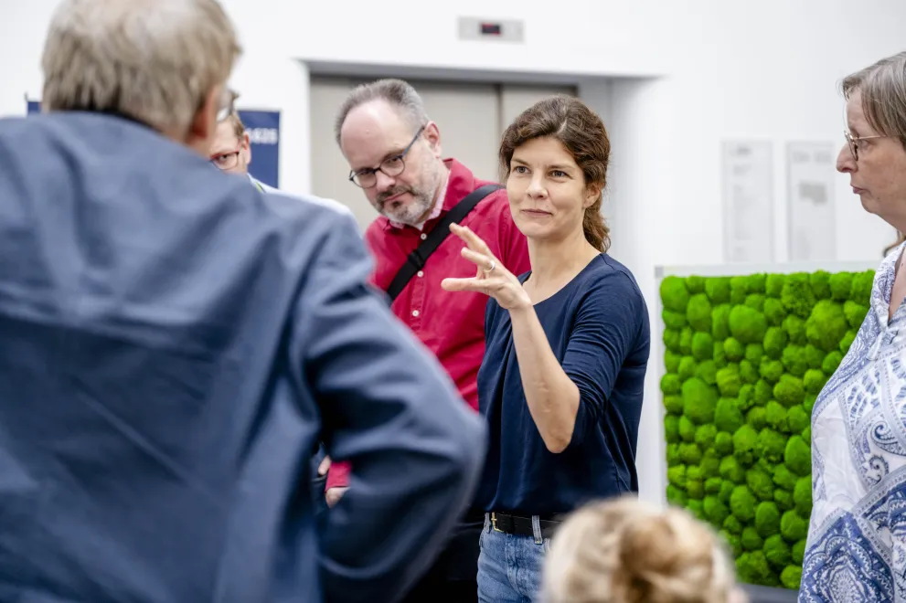 Mehrere Personen im Gespräch