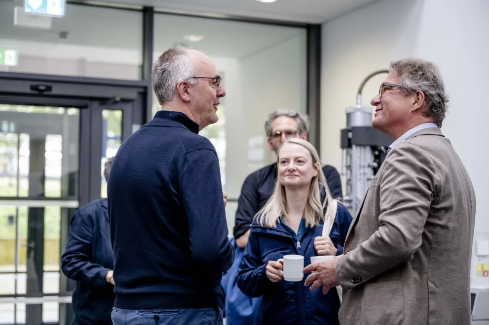 Prorektor Achim von Keudell im Gespräch mit mehreren Personen
