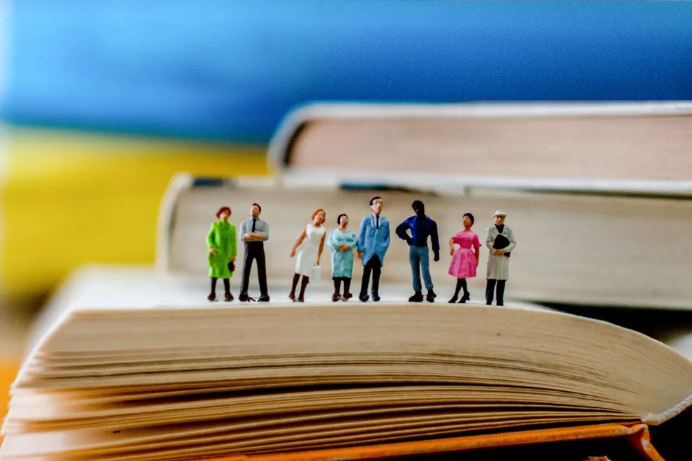 Püppchen stehen auf einem aufgeschlagenen Buch