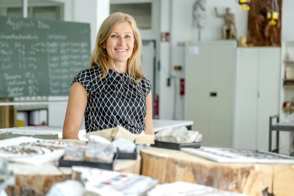 Eine blonde Frau in einem Labor