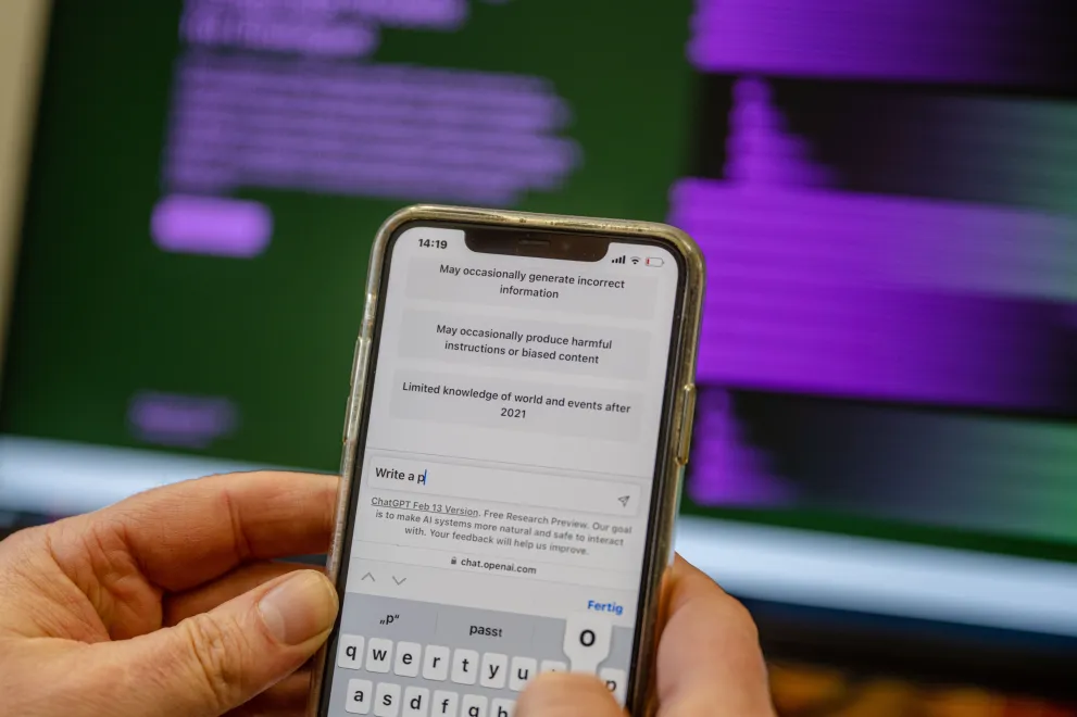 Blick auf ein Smartphone, auf dem ChatGPT aufgerufen ist