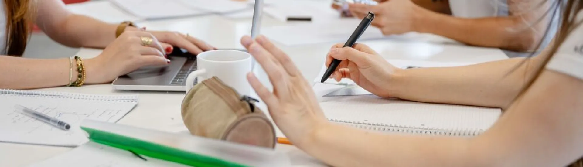 Menschen die am Tisch gemeinsam arbeiten