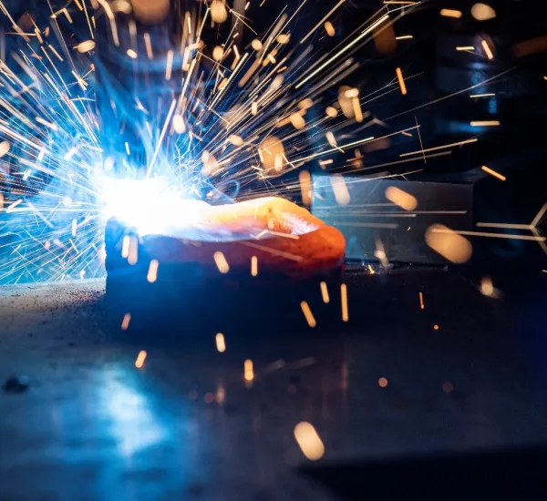 Heißes Metall mit sprühenden Funken